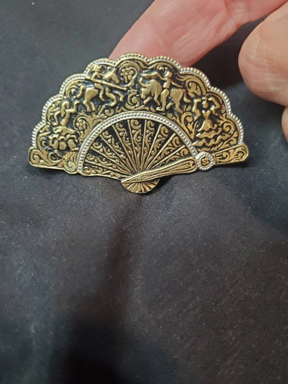 Vintage Spanish Toledo Damascene fan-shaped brooch